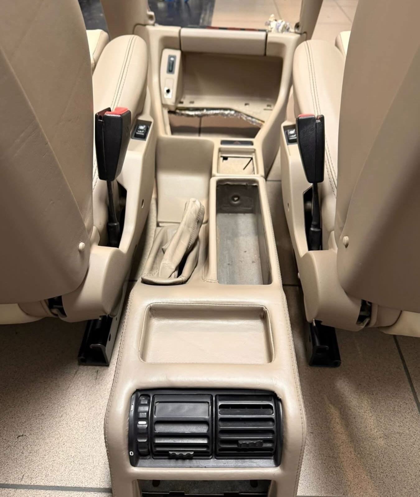 Intérieur BMW M5 E34 – Image 6